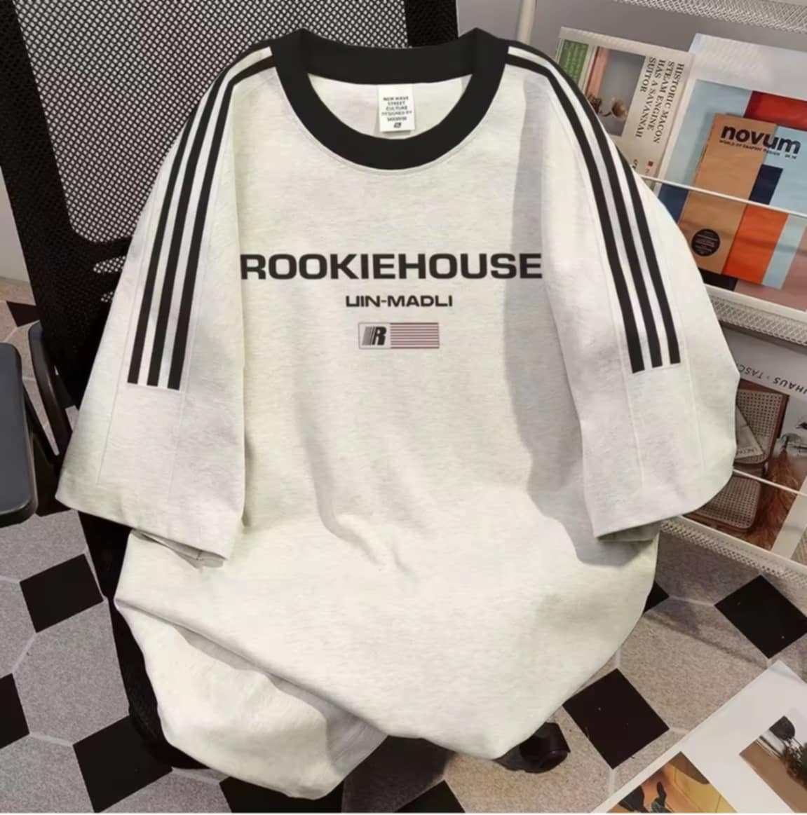 FARUILINE STORE ເສື້ອຍືດຜູ້ຊາຍຮູບແບບ Oversize ເສື້ອຄໍກົມ ໄຊສ໌ພລັດ ທຣົງຫຼວມ ລາຍທາງ ສະໄຕລ໌ INS ເກົາຫຼີ ຊາຍຍິງໃສ່ໄດ້