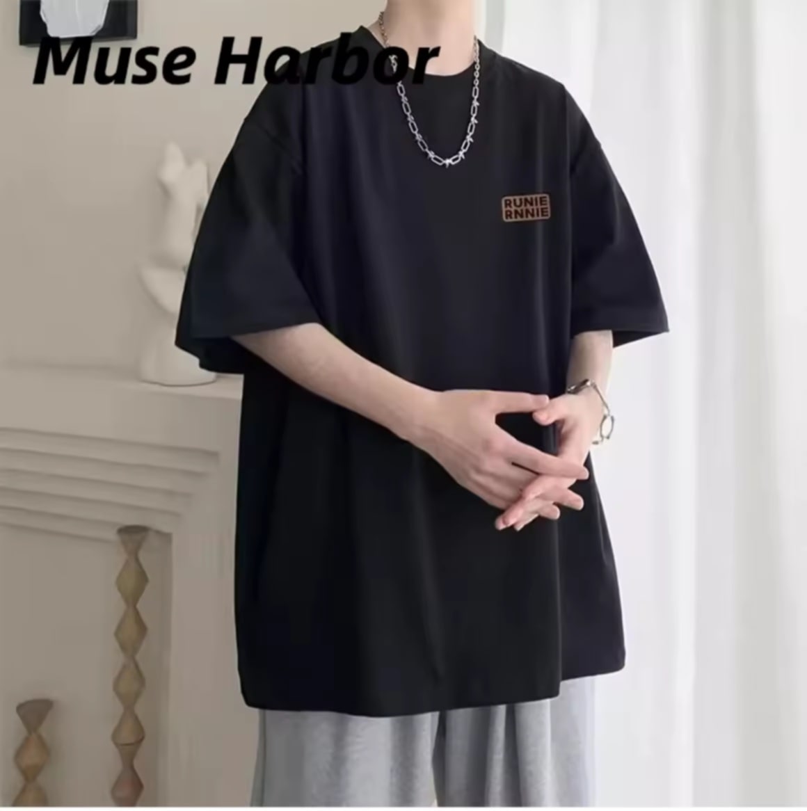 Muse Harbor ເສື້ອຍືດຊົງໂອເວີໄຊ ພ້ອມລາຍພິມໂດດເດັ່ນ ສຳລັບລະດູຮ້ອນ