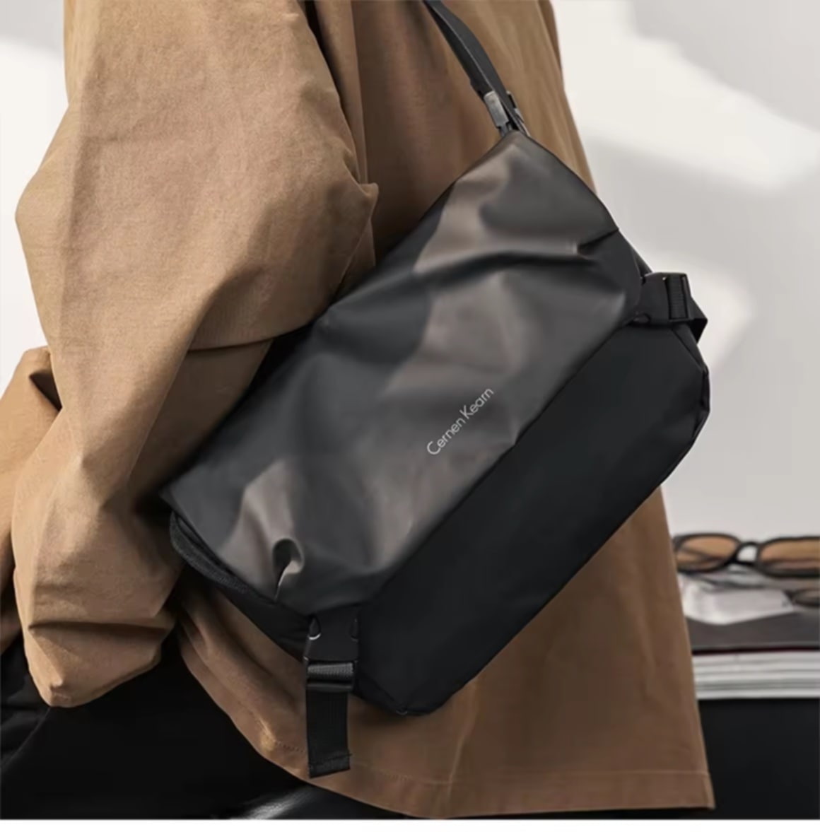 ກະເປົາສະພາຍຂ້າງຜູ້ຊາຍ ເນື້ອຜ້າໄນລອນ  ກະເປົາຂະໜາດໃຫຍ່ ຄວາມຈຸຫຼາຍ  ມີສາຍຄ້ອງໄຫຼ່  ນ້ຳໜັກເບົາ  ສະໄຕລ໌ລຳລອງ  ກະເປົາສະພາຍຜູ້ຊາຍ ເນື້ອຜ້າ nylon