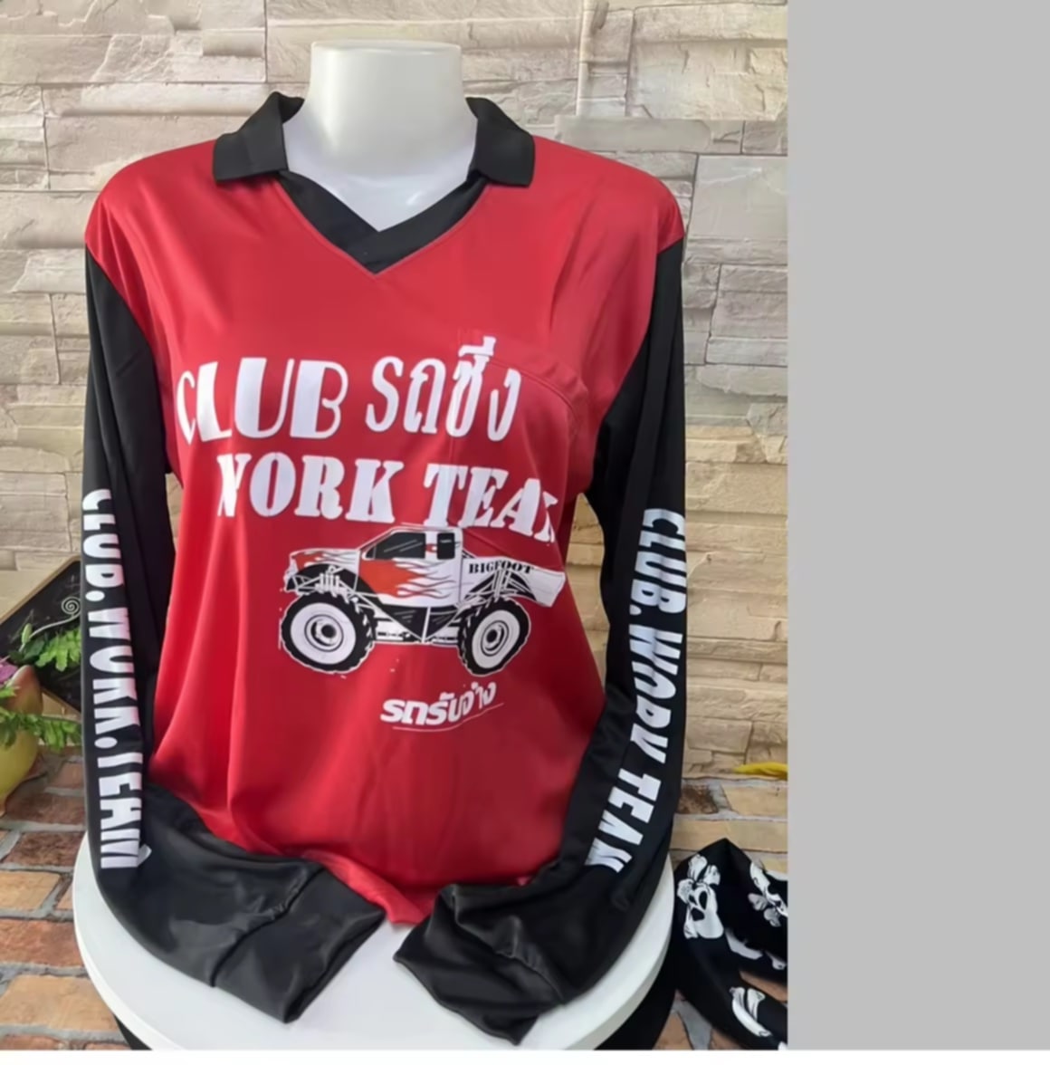 ເສື້ອຄົນງານ Polo ຄໍ V ແຂນຍາວ ເສື້ອຄົນງານໃສ່ເຮັດວຽກເທ່ໆ ດີໄຊນເທ່ ຄໍ V ລາຍງາມ ເປັນເສື້ອຄົນງານທີ່ໃສ່ແລ້ວເບິ່ງເທ່ ແລະ ເໝາະກັບການເຮັດວຽກທຸກປະເພດ.