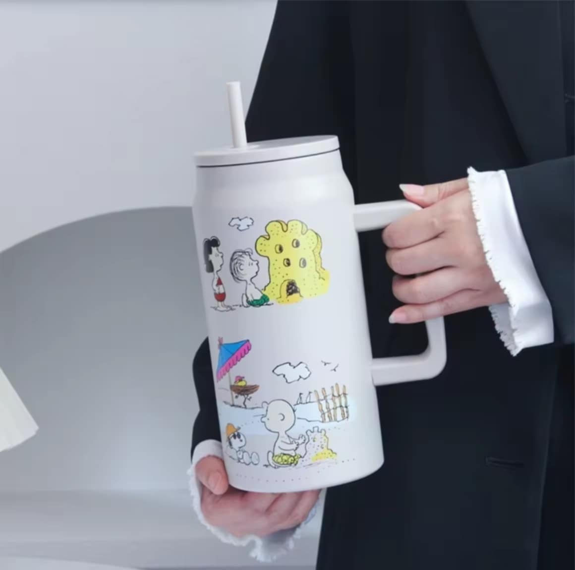 Snoopy ແກ້ວເກັບຄວາມເຢັນ 1500ml ມາພ້ອມດ້າມຈັບ ແລະ ຝາພ້ອມຫຼອດ ແກ້ວກະຕິກເກັບຄວາມຮ້ອນ–ເຢັນ