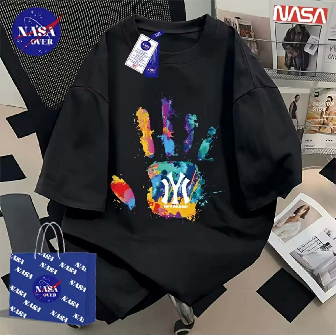 🔥 ເສື້ອ NASA ຝ້າຍແທ້ 100% ແຂນສັ້ນ ຊົງ Oversize, ເສື້ອຍືດ ລາຍກຣາຟຟິຕີ້ຮູບລາຍນິ້ວມື 🎨 ໃສ່ໄດ້ທັງຊາຍ ແລະ ຍິງ ຮຸ່ນ YG551