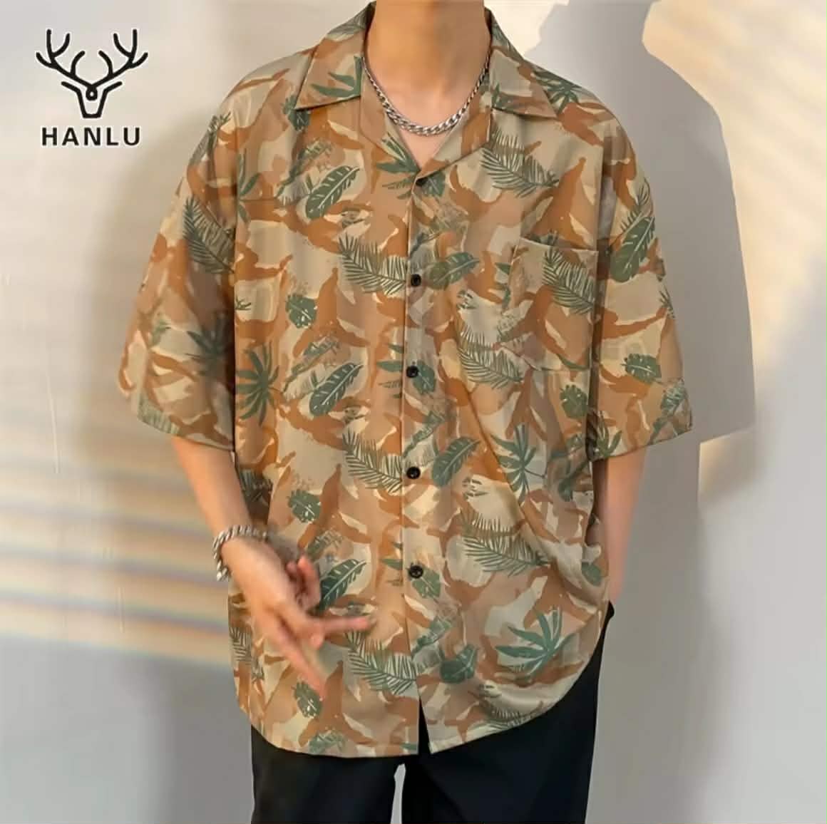 Hanlu ເສື້ອສົງການ ເສື້ອເຊີ້ດຜູ້ຊາຍ ແຂນສັ້ນ ຊົງຫຼວມ ສະໄຕລ໌ລຳລອງ ລາຍດອກ ຜ້າໄອຊິລຄ໌ ໃສ່ແລ້ວເຢັນ ເໝາະສຳລັບວັນພັກ ແລະ ໄປທະເລ ສະໄຕລ໌ຮາວາຍ ສຳລັບຜູ້ຊາຍ